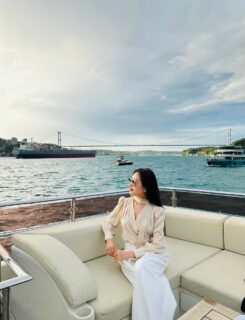 Our lovely guest with the most beautiful view in the world.🤞🏻🌍