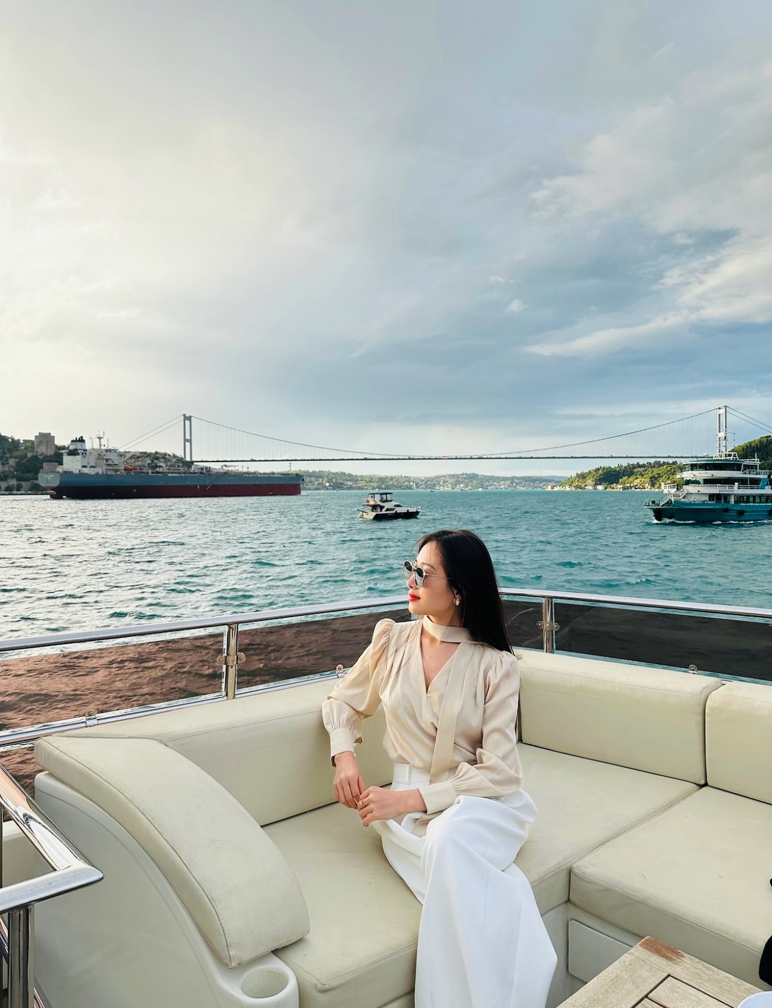 Our lovely guest with the most beautiful view in the world.🤞🏻🌍